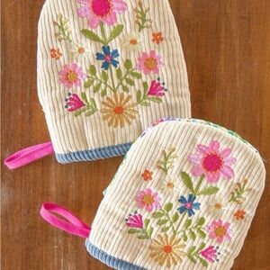 Natural Life Floral Embroidered oven mits